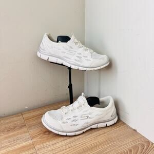 Skechers Women's Gratis Going Places sneakers in white Size 7